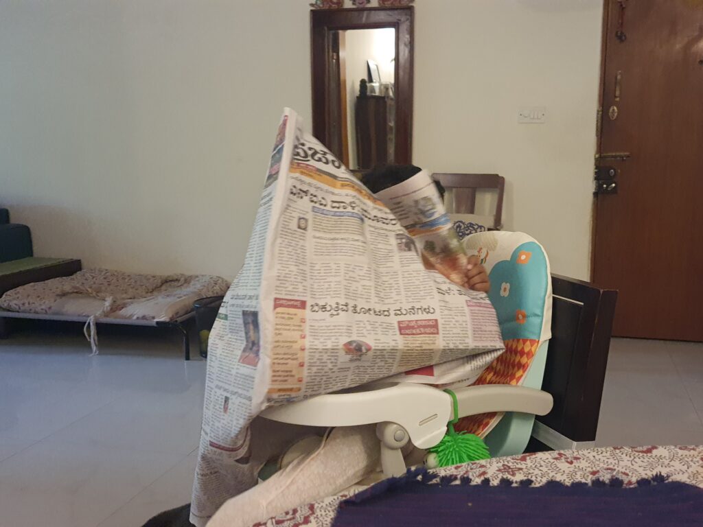  Uma imitates my newspaper reading style.