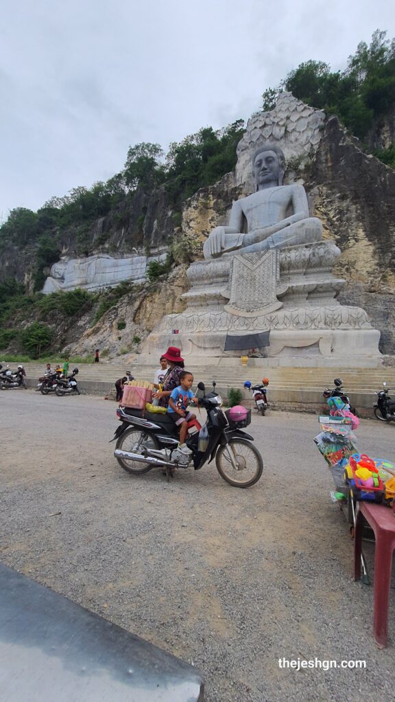 Street vendors at Battambang bat caves